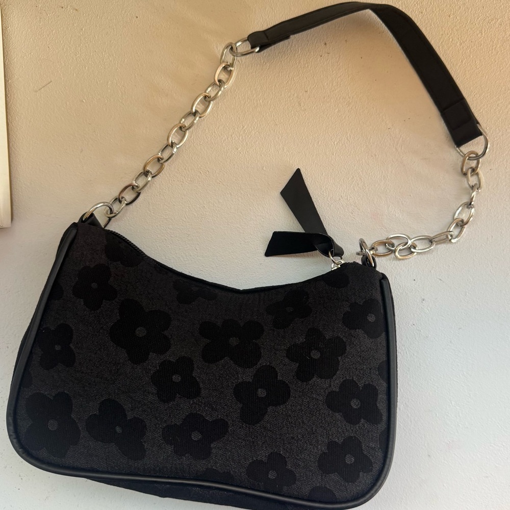 Trendy floral print shoulder bag with silver chain in Black | NWT - Picture 2 of 9